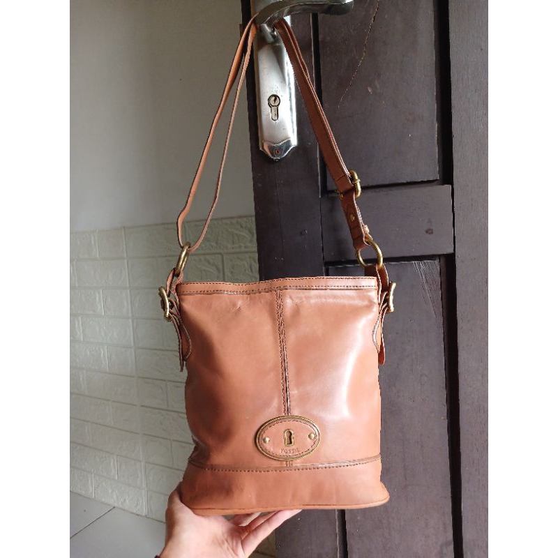 Preloved Fossil Ocil Bagong Sling Bag Vri Hobo Bucket Crossbody