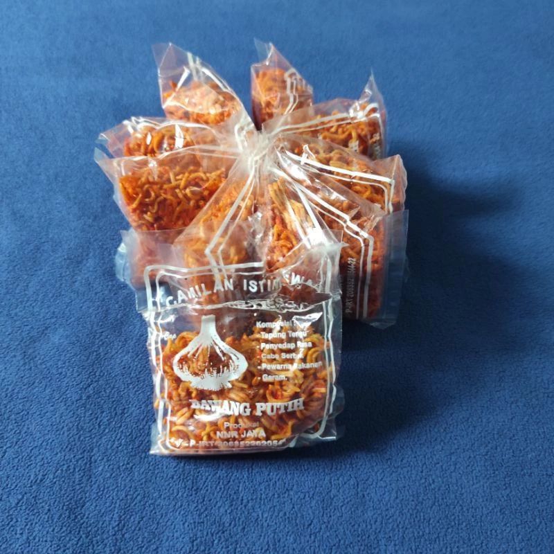 

Snack mie kering rasa pedas merah cap bawang 1 ombyok isi 10 pcs