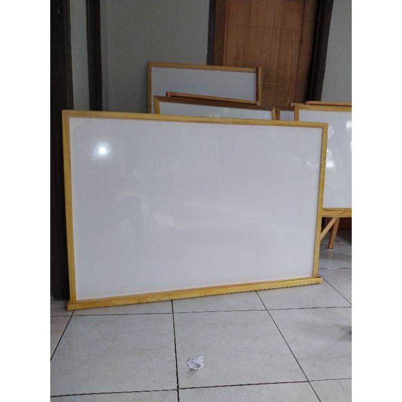 

papan tulis besar dengan ukuran 80x120cm buat di gantung