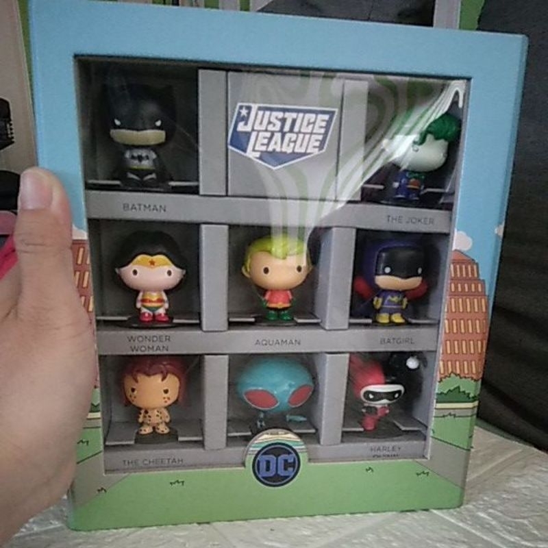 Set action figure dan box pajangan original Wiki Justice League