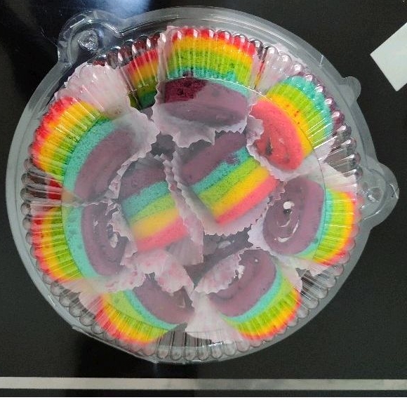 

Rainbow Cake isi 20pcs | Rainbowcake gulung | Bolu Rainbow | 1 Mika Rainbow Cake isi 20pcs | Kue Hantaran