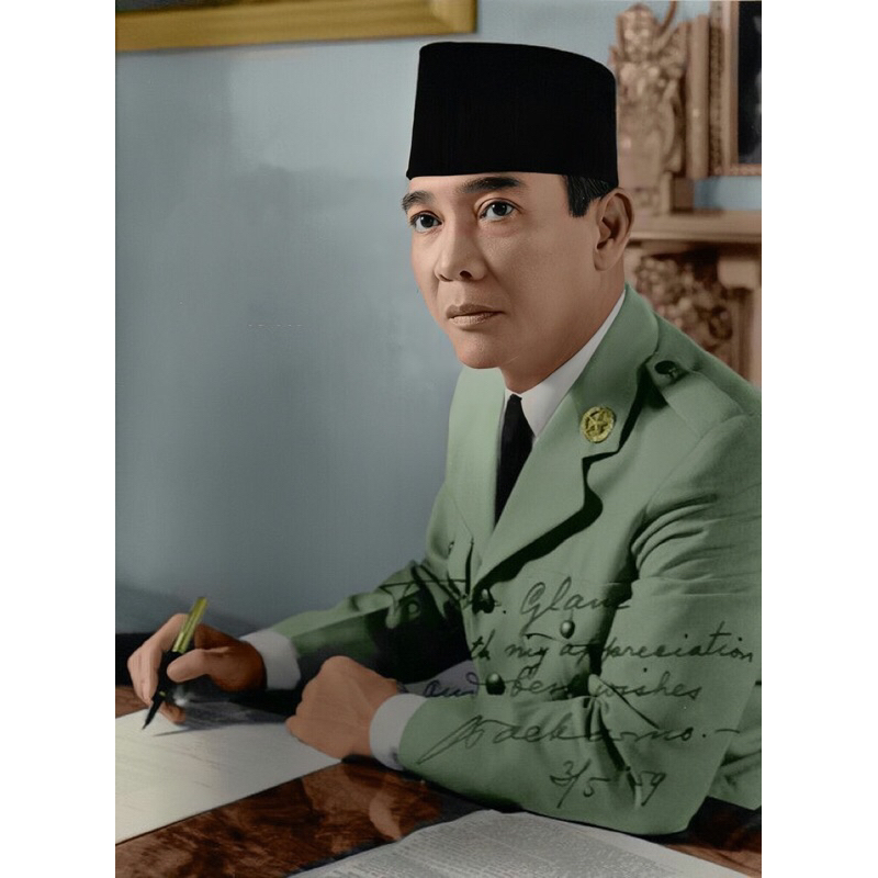 hiasan dinding gambar presiden soekarno sedang menyusun naskah pidato plus bingkai
