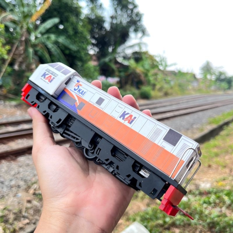 MAINAN KERETA API, LOKOMOTIF AKRILIK CC203