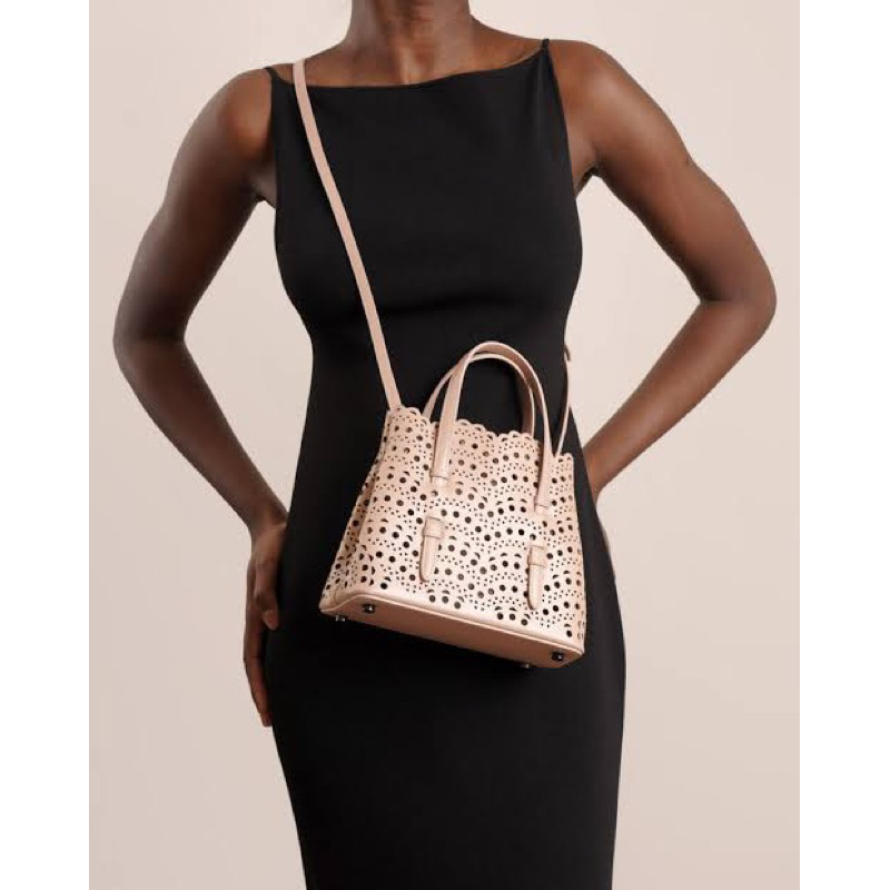 alaia mina 20 sable tote bag
