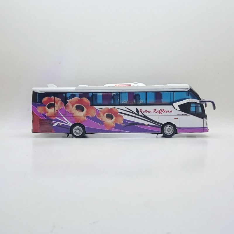 Miniatur bus PUTRA RAFLESIA body sr2XHD skala 64