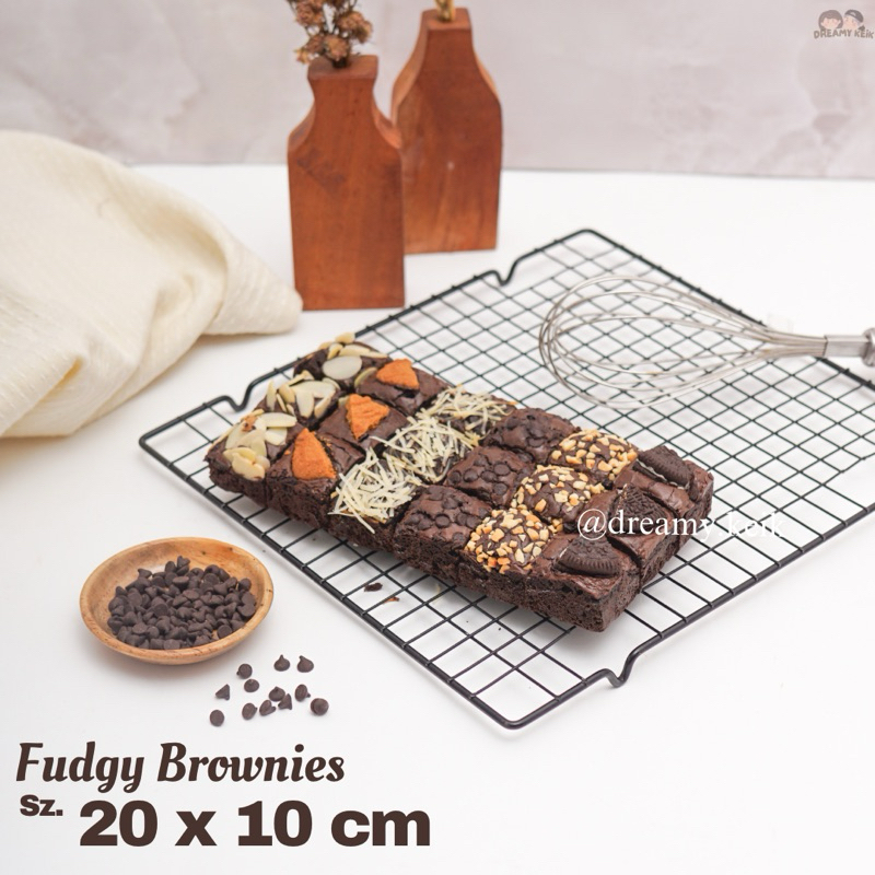 

Fudgy Brownies Shiny Crust sz 20x10 cm