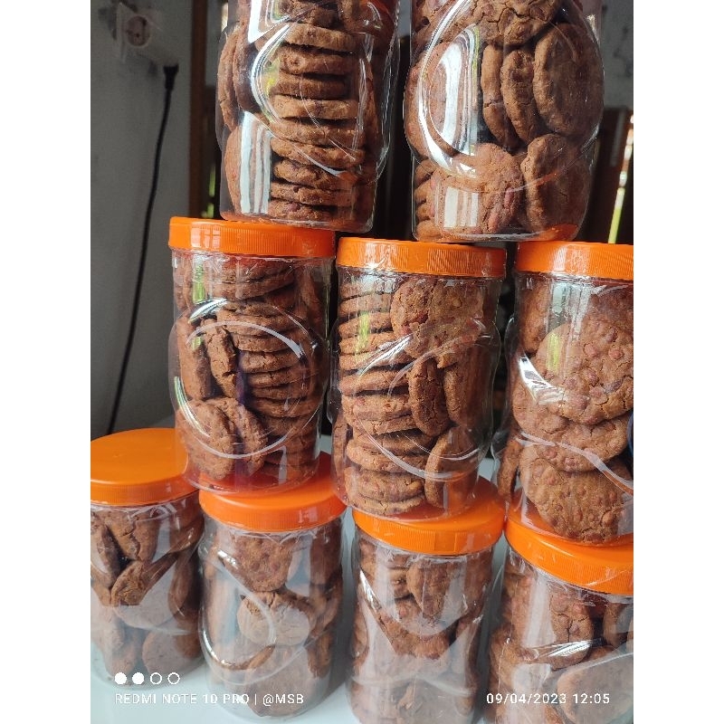 

Kacang Betampik Renyah, Gurih, Menyanyati. 1 toples isi 30bj