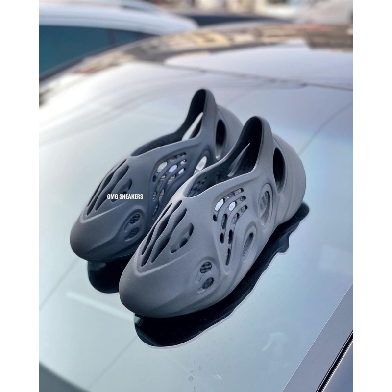 Yeezy Foam RNNR Carbon - BNIB Original 100%