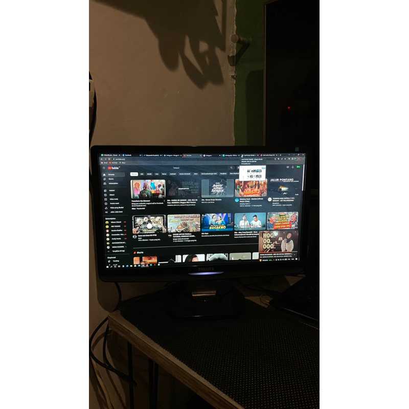 service jual Monitor LCD philips 23 in 230C1HSB build up 1080p usb vga dvi hdmi speakernya pc komput