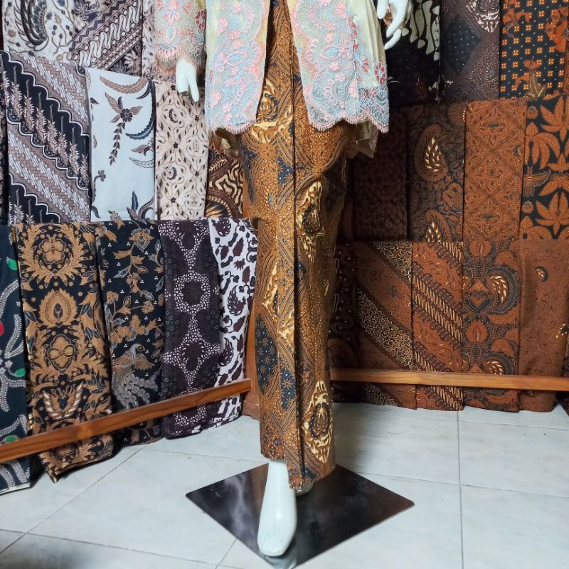 Jarik Wiru Tepi dan Rok Wiru Instan Solo Motif Sidodrajad Sogan Bawahan Kebaya