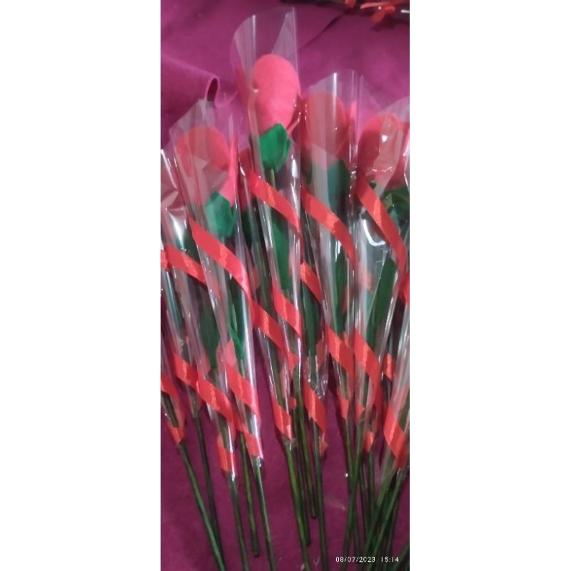 BUNGA MAWAR FLANEL BUNGKUS PITA LILIT TBUNGA MAWAR SATUAN / MAWAR TANGKAI / BUKET BUNGA MIKA