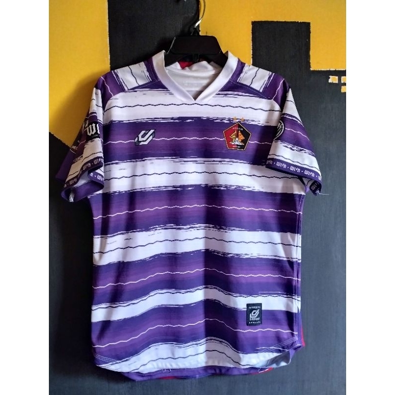 jersey persik warming up