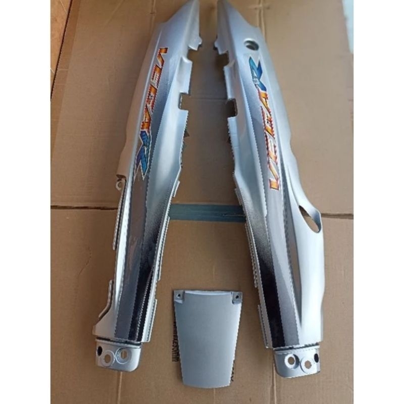 COVER BODY VEGA R LAMA PLUS STRIPING TAHUN 2003 WARNA SILVER HITAM