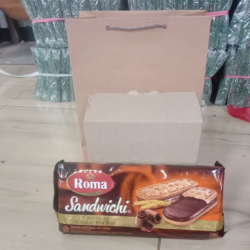 

paper bag ukuran P20xL11xT25 sangat cocok untuk souvernir + Roma kelapa
