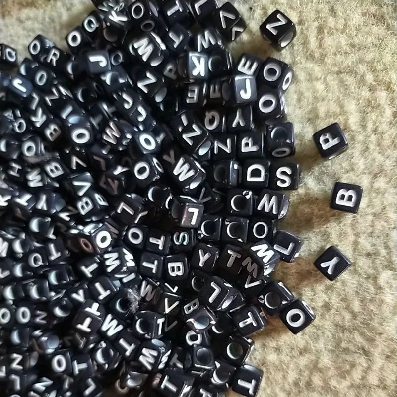 COD✅100 pcs Manik Manik huruf Kotak Hitam Putih huruf A_Z