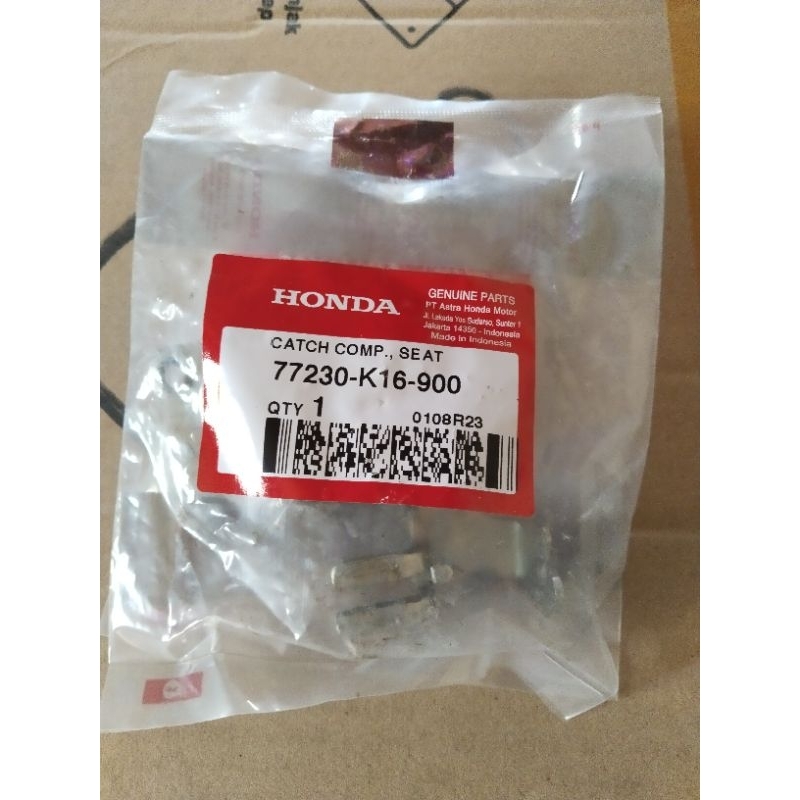 77230-K16-900 DUDUKAN ENGSEL KUNCI JOK SCOOPY  FI ESP TAHUN 2013-2020 ORIGINAL AHM