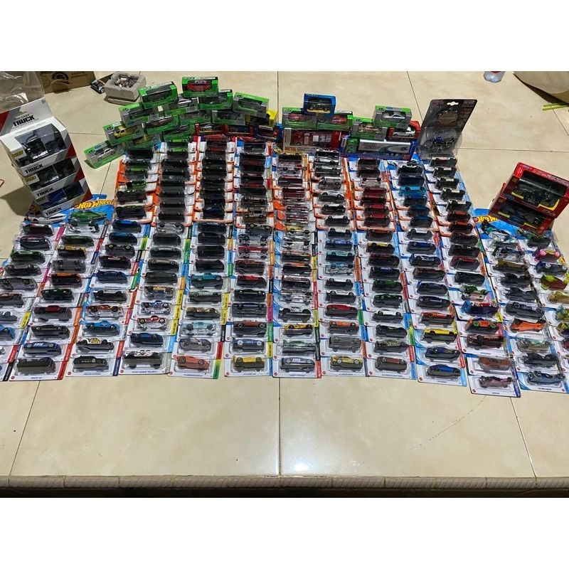 hot wheels grosir isi 12.hot wheels random.hot wheels beda warna.beda mobil isi 12.die cast.grosir b