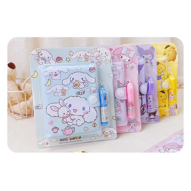 

GEM - E10 NOTEBOOK PORTABLE SANRIO DENGAN PULPEN | SET PEN BUKU CATATAN HARIAN PORTABLE | MINI DIARY | BUKU CATATAN MINI | CUTE MINI DIARY | POCKET NOTEBOOK | BUKU CATATAN SAKU PORTABLE KARTUN LUCU | HADIAH | KADO ULANG TAHUN | POMPOMPURIN | KUROMI