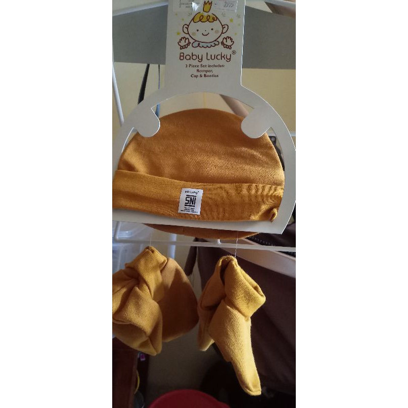topi bayi+ sartaki baby lucky preloved but new