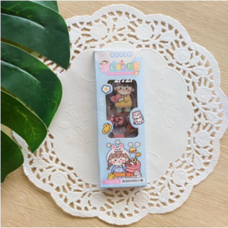 

pembatas buku mika momo
