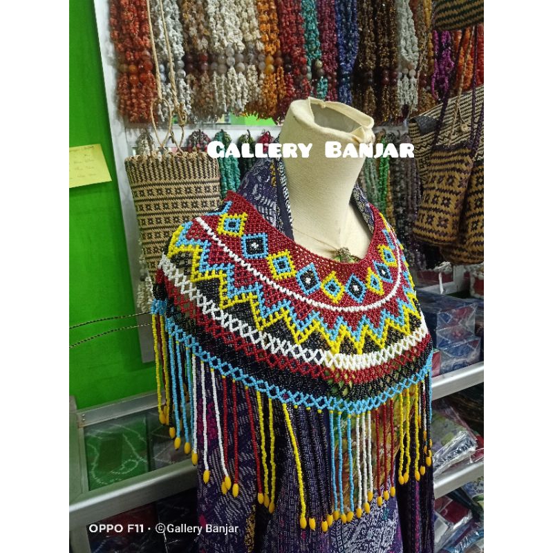 Teratai pundak Rumbai panjang khas adat dayak kalimantan_Hiasan dada khas kalimantan