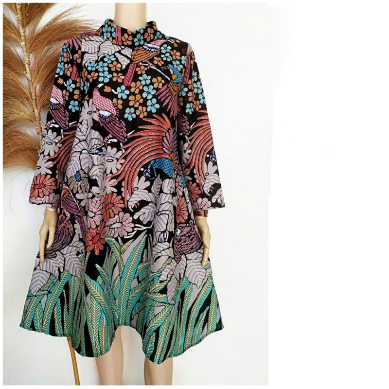 Dress batik modern dasar hitam kerah balik turtle neck