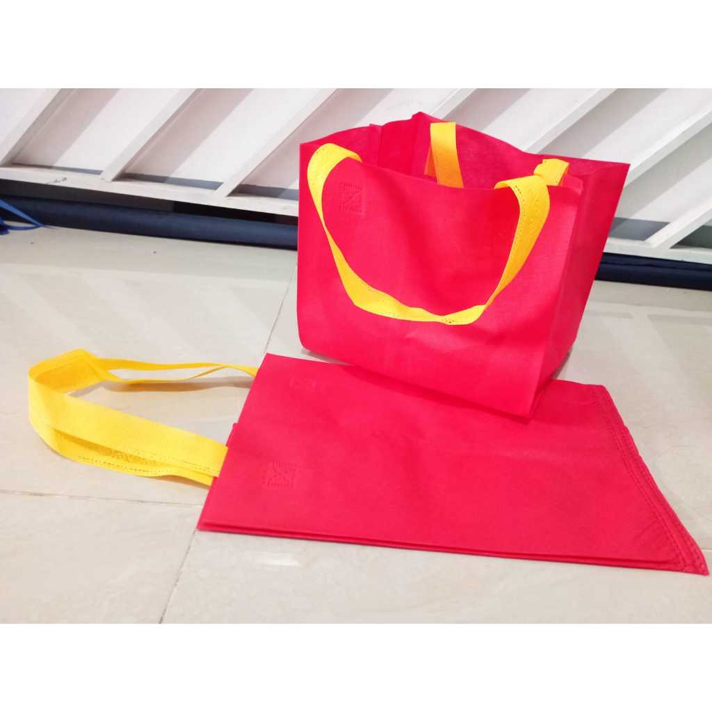 

TAS NASI BOX 22x22x20 SPUNBOND TAS BOX NASI SOUVENIR HAJATAN SUKURAN KHITAN WISUDA DLL POLOS