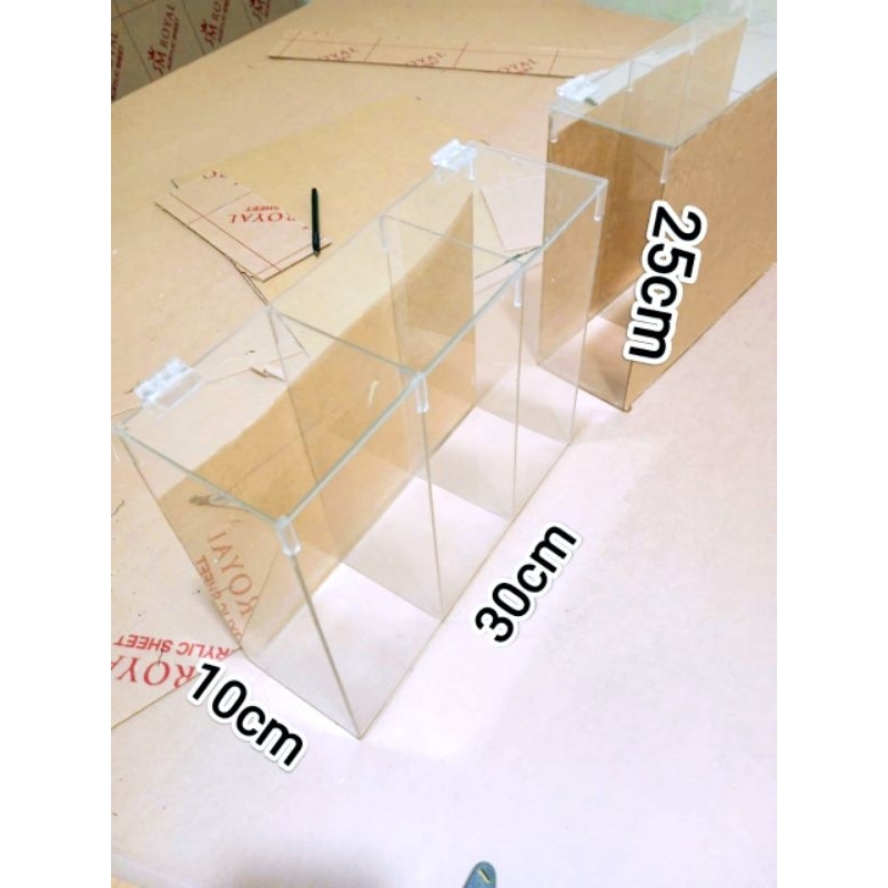 Kotak Akrilik dan Tutup engsel