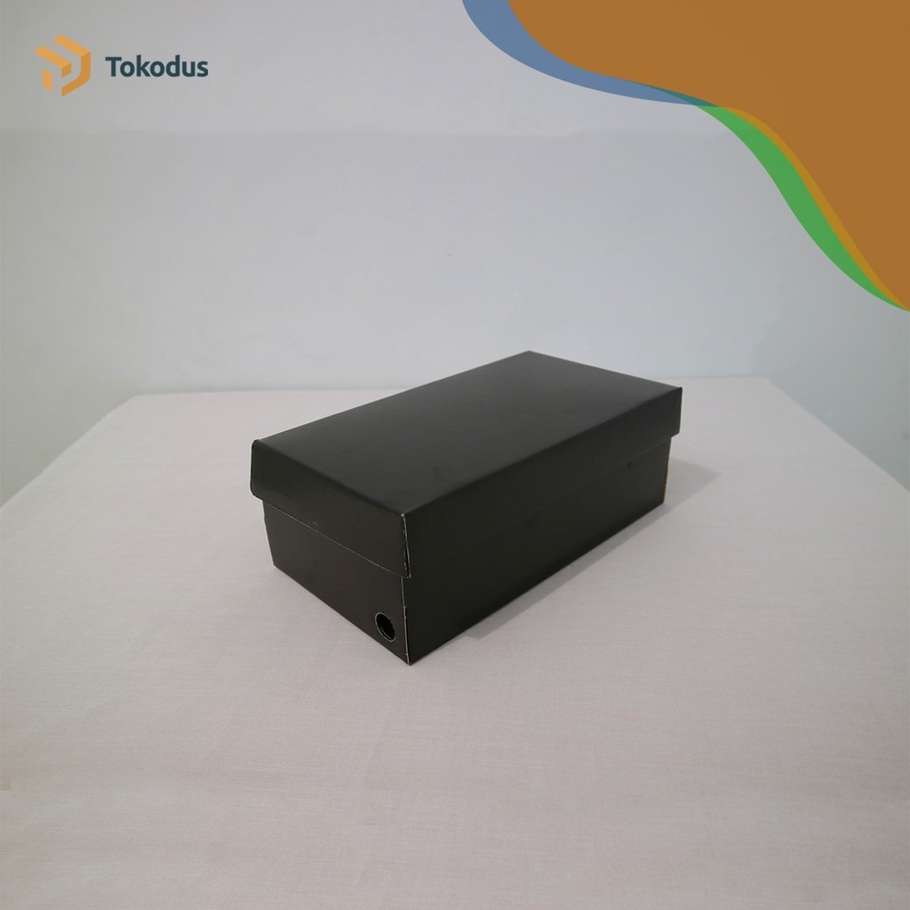 

Kardus Box Sepatu 29x16x10.5 cm Warna Hitam Die Cut (Bisa Custom) - Tokodus Pagarsih