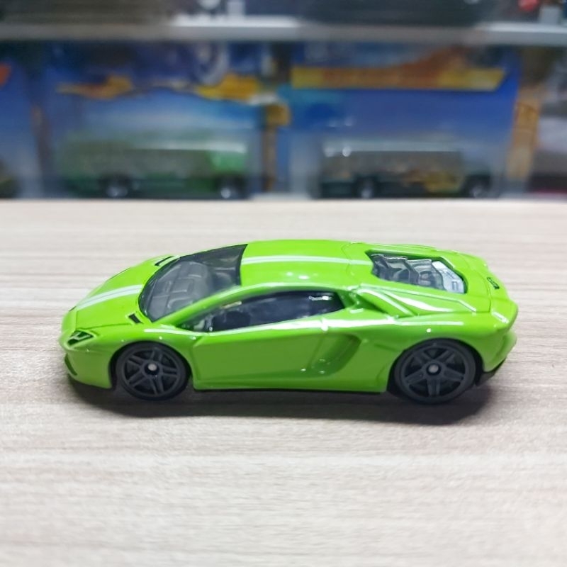 Hot Wheels Lamborghini Aventador LP 700-4 - Loose - Gift Pack