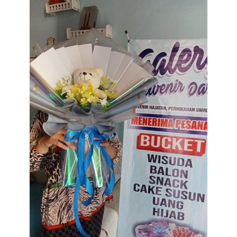 Bucket uang kosongan+bunga+boneka