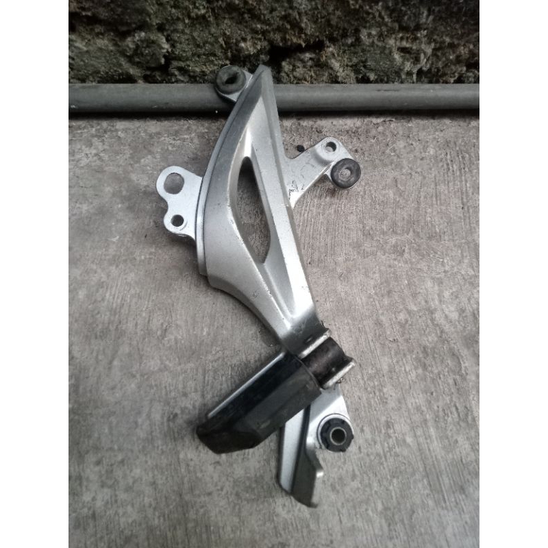 postep fostep pijakan kaki kanan Honda Supra x 125 helm in original