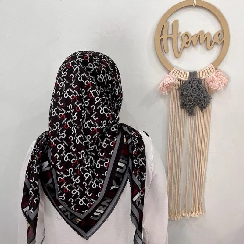 HIJAB SEGIEMPAT MOTIF JURNAY HITAM CREAM VOAL PREMIUM MEWAH