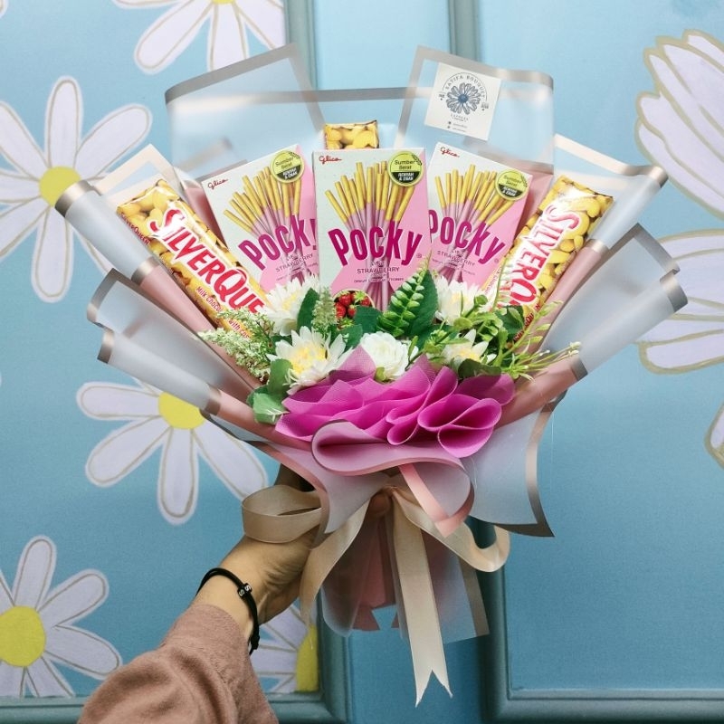 

Satifa Bouquet Snack Pocky Coklat Silverqueen | Bucket Boneka Wisuda Graduation Birthday Gift Buket