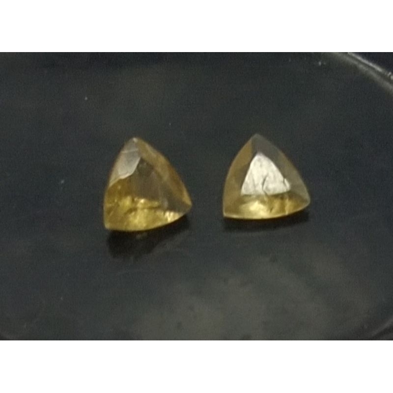 sepasang natural yellow topaz.