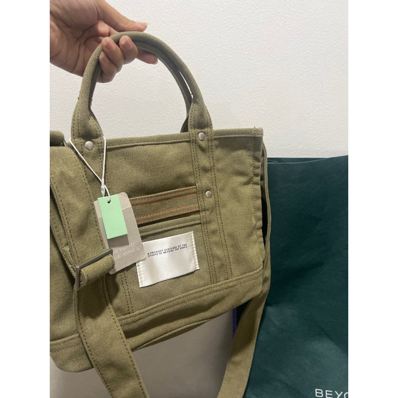 BEYOND THE VINES - Canvas Carryal Original (M)