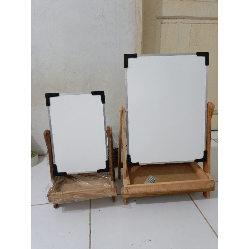 

PAPAN TULIS WHITEBOARD KAKI KAYU JATI PAKAI LACI 30×40-20×30
