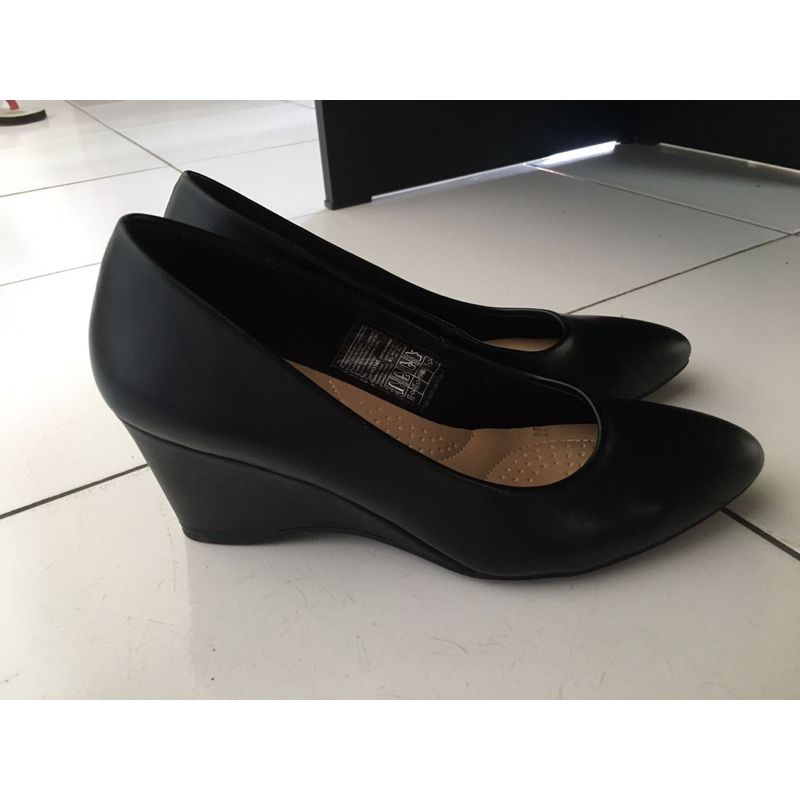BEST SELLER  Wedges comfort plus karlile black by payless