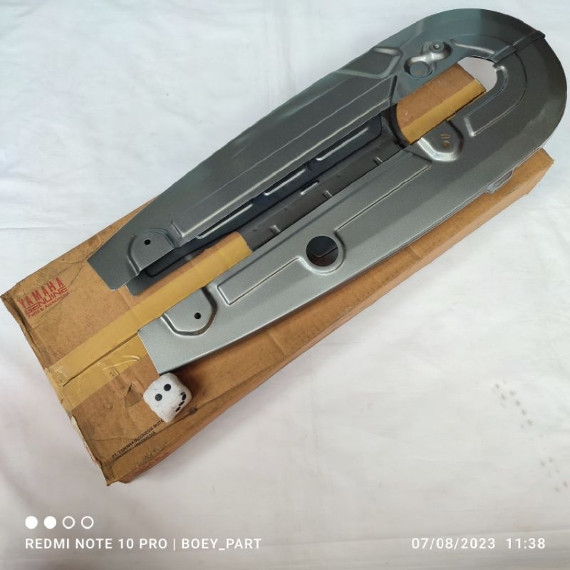 Tutup cover ketengkas rantai Yamaha crypton Alfa abu abu silver original
