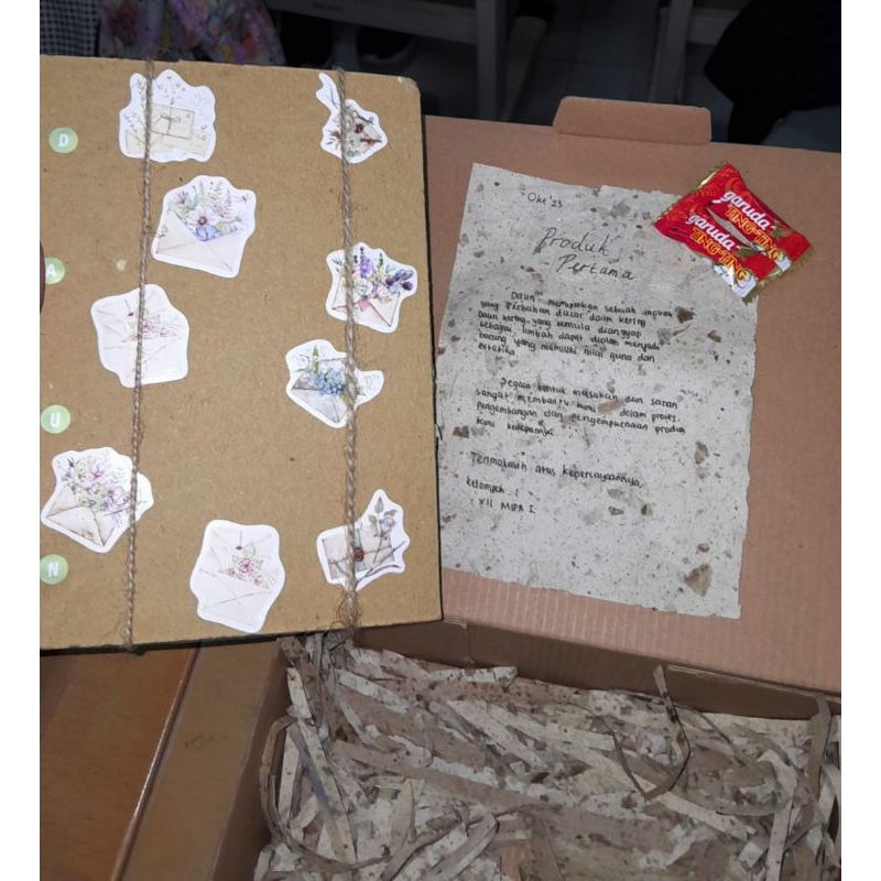 

DAUN - Dried Leaves Scrapbook/Book