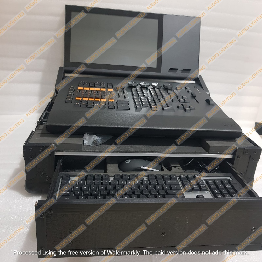 Mixer Grandma 2 command wing - dj lighting Console Grandma 2 layar 1