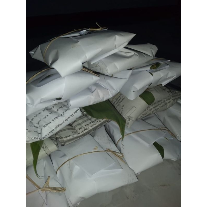 

TEMPE RUMAHAN KHAS BUNTEL DAUN MBOK TUMINEM SEJAK 1999