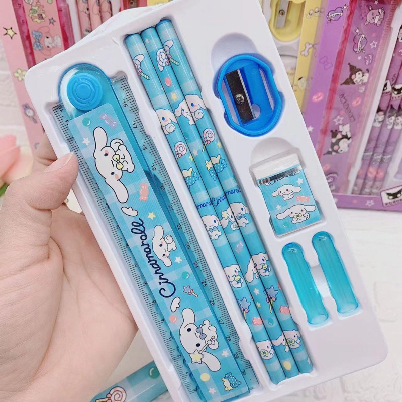 

SET ALAT TULIS 8 IN 1 MOTIF SANRIO / SET PENSIL 8PCS MOTIF CINNAMOROL MELODY KUROMI POMPURIN