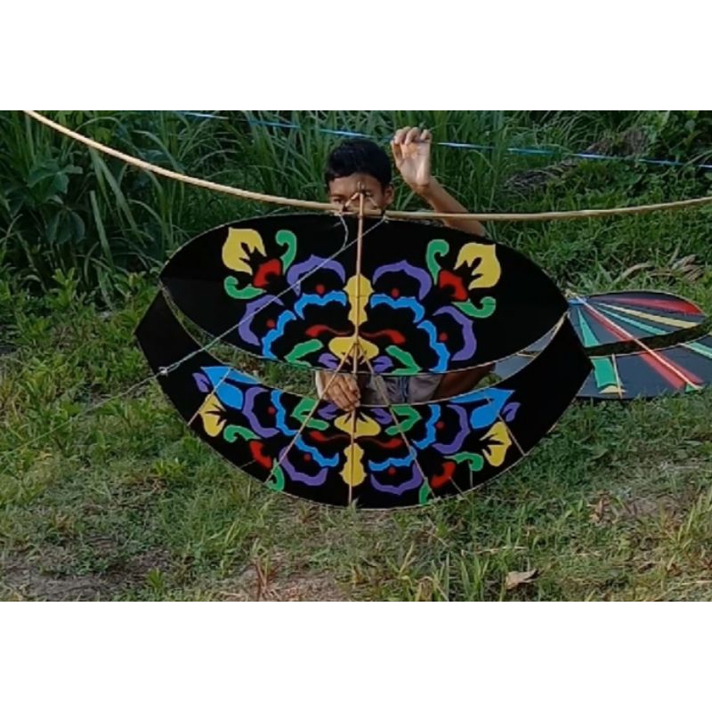layangan pegon ceper motif batik (sudah setting terbang)