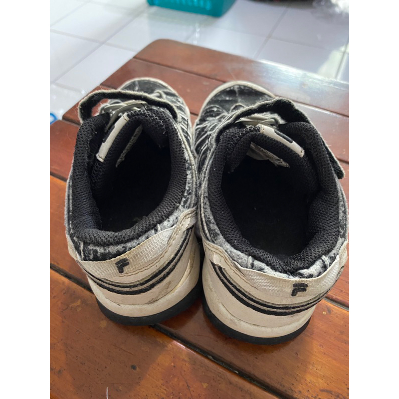 FILA SEPATU ANAK PRELOVED. sepatu anak bekas. sepatu anak murah. sepatu anak second.