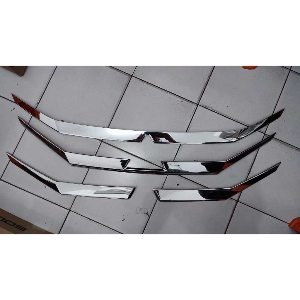 List Grill Depan Xpander Chrome