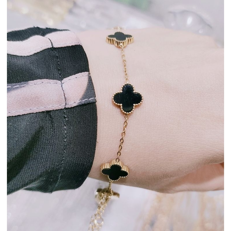 Gelang Titanium Bunga Clover Viral L V Kembang Hitam Warna Emas