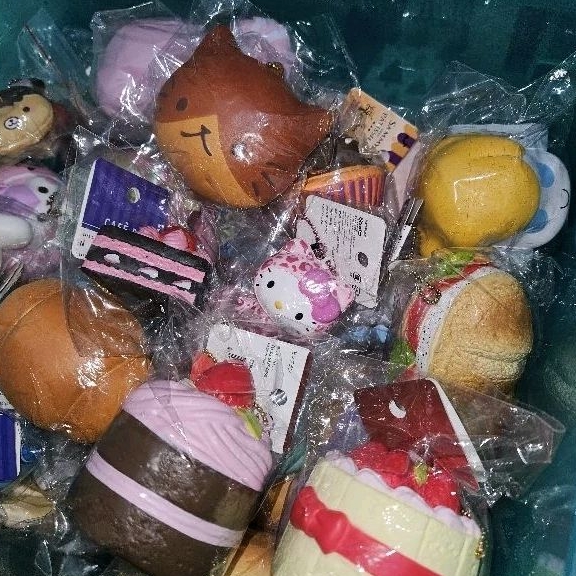 PRELOVED CAFE DE N NIC SANRIO HK DONUT+ SQUISHIES (baca desc)