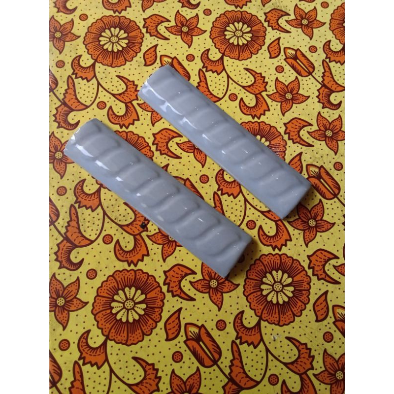 Kuku Macan / Lis Kramik Ulir 10cm / Bon-bon 10cm Motif Ulir Abu-abu Harga Per Pcs Termurah