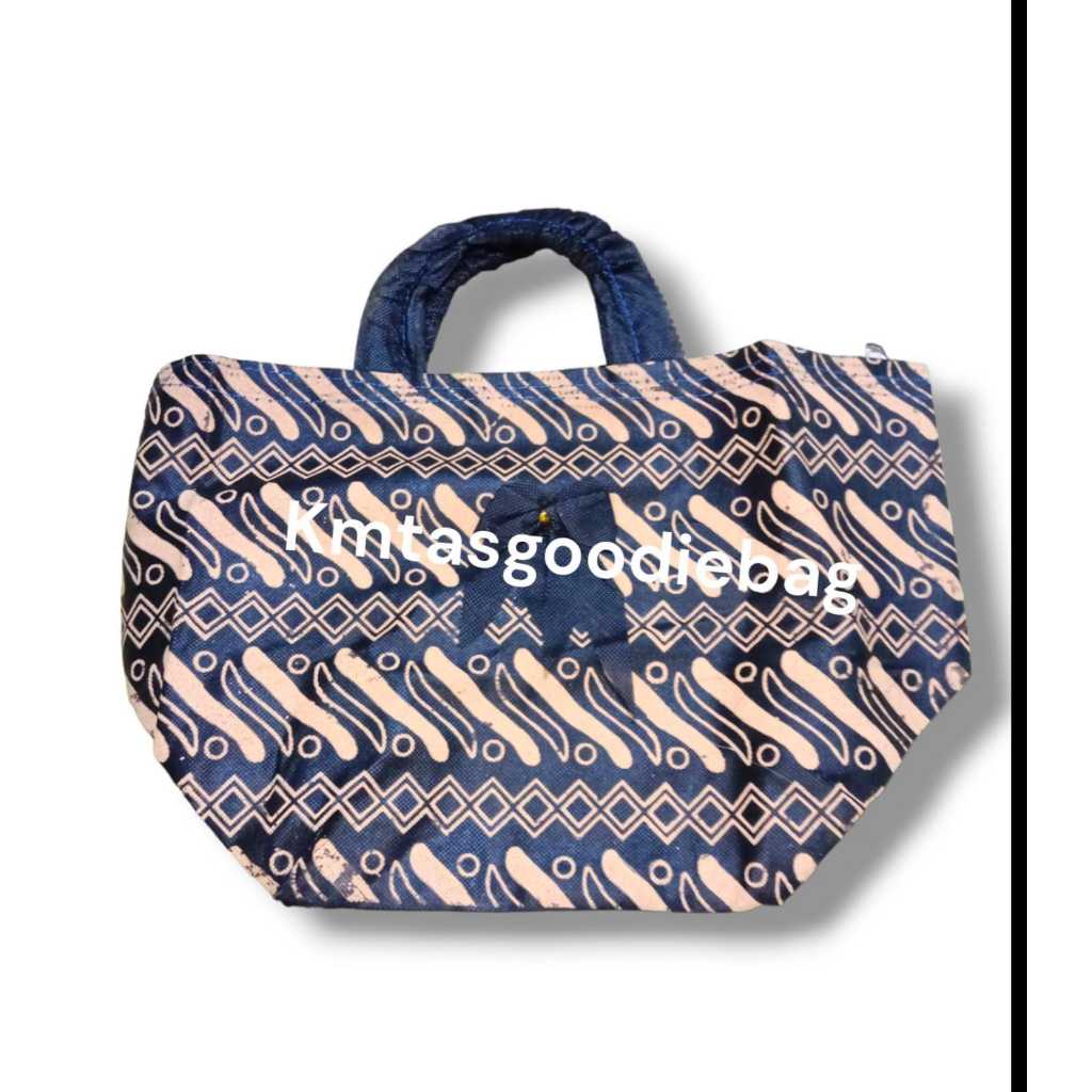 

Goodiebag tas kain box besek hajatan motif tebal Tas Syahrini 18x18 Cm grosir!